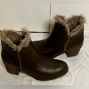 NWOT. LONDON FOG Women's HESTER Warm Lined Bootie BROWN Smooth 7M